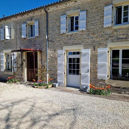 Escale Au Clos Saint Martin De Juillers Gites Et Chambres D'Hotes المظهر الخارجي الصورة