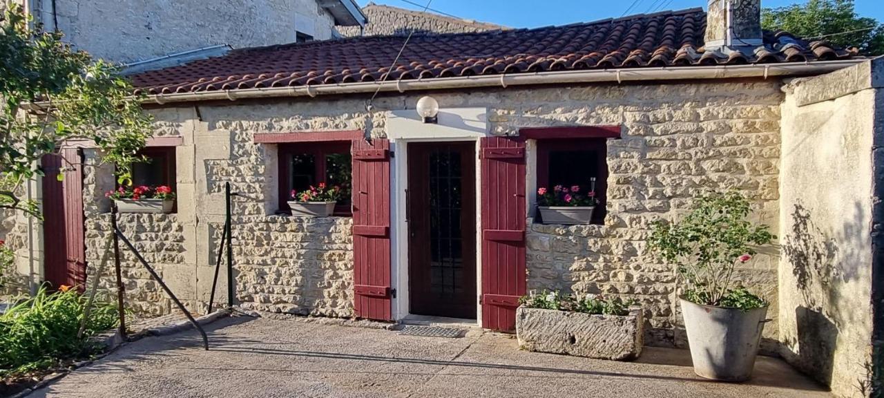 Escale Au Clos Saint Martin De Juillers Gites Et Chambres D'Hotes المظهر الخارجي الصورة