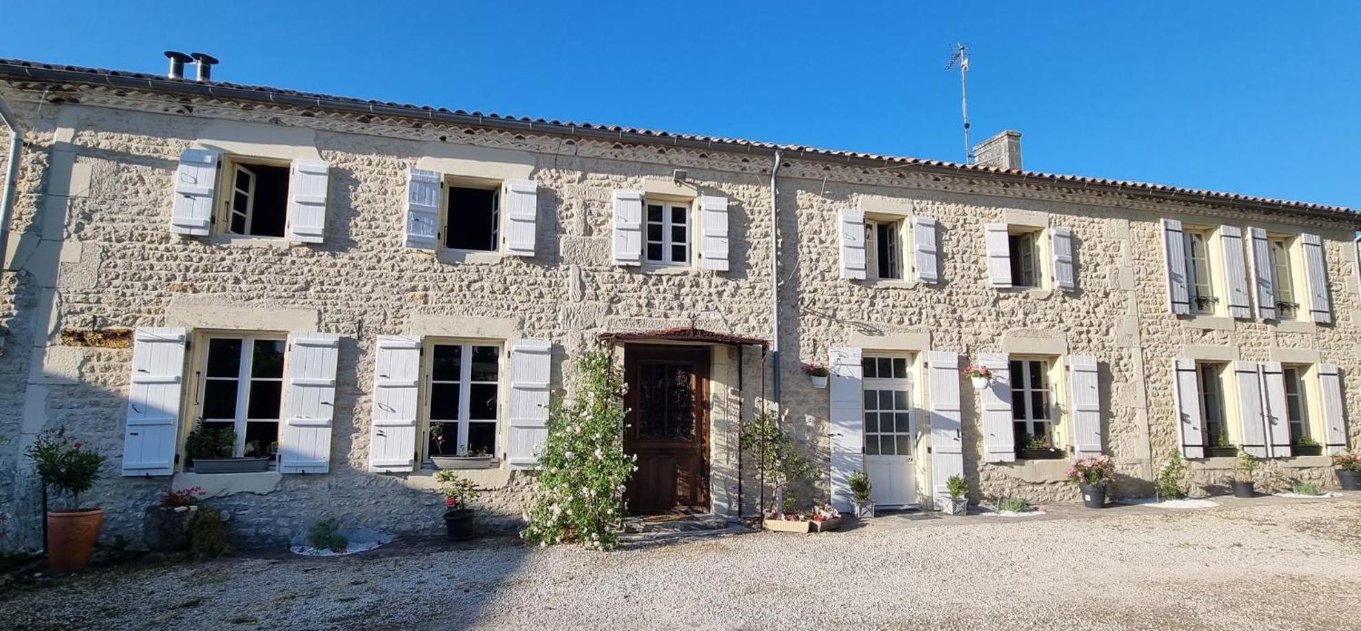 Escale Au Clos Saint Martin De Juillers Gites Et Chambres D'Hotes المظهر الخارجي الصورة