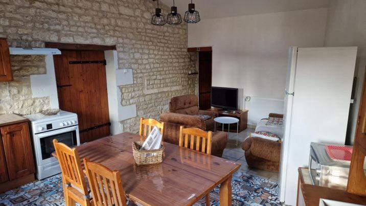 Escale Au Clos Saint Martin De Juillers Gites Et Chambres D'Hotes المظهر الخارجي الصورة