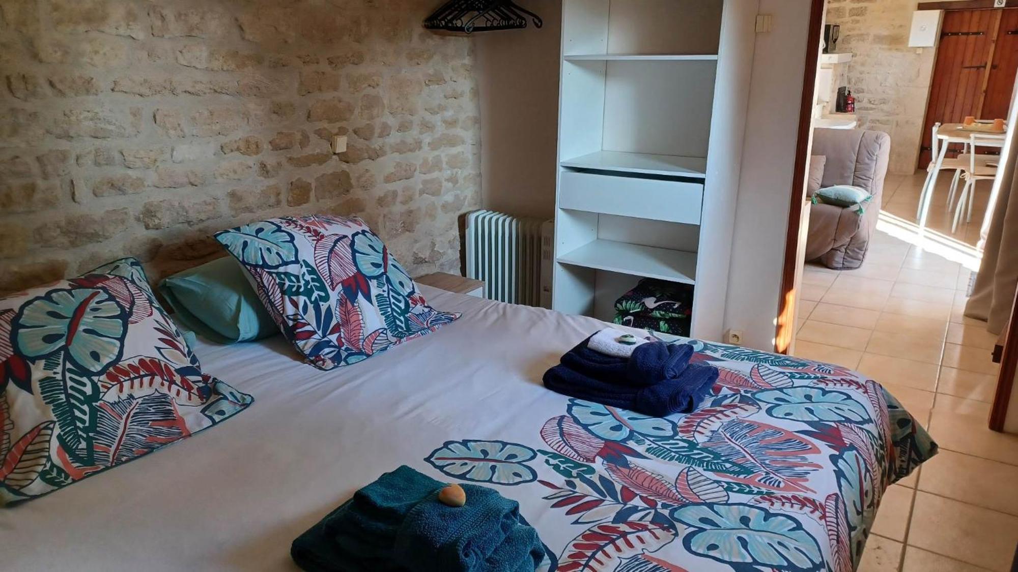 Escale Au Clos Saint Martin De Juillers Gites Et Chambres D'Hotes المظهر الخارجي الصورة